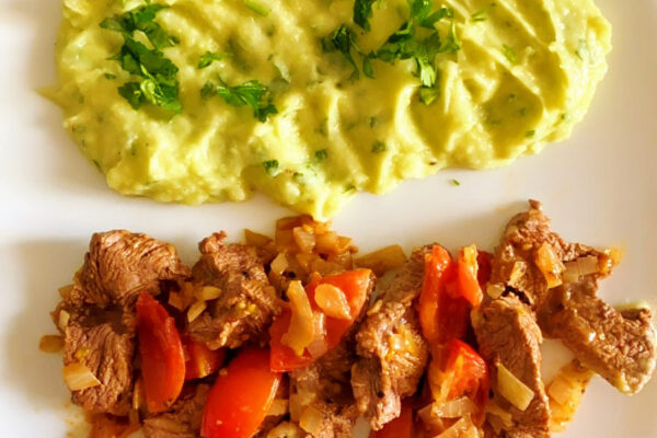 Pulpa de manzat la tigaie cu piure de avocado