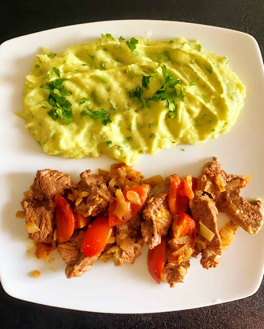 Pulpa de manzat la tigaie cu piure de avocado