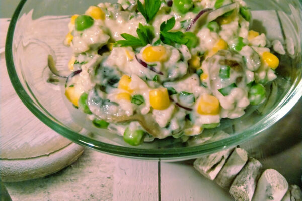 Salată cu orez, mazăre, porumb și ciuperci