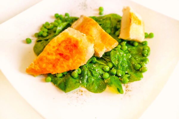 Pui-cu-parmezan-și-salată-de-spanac