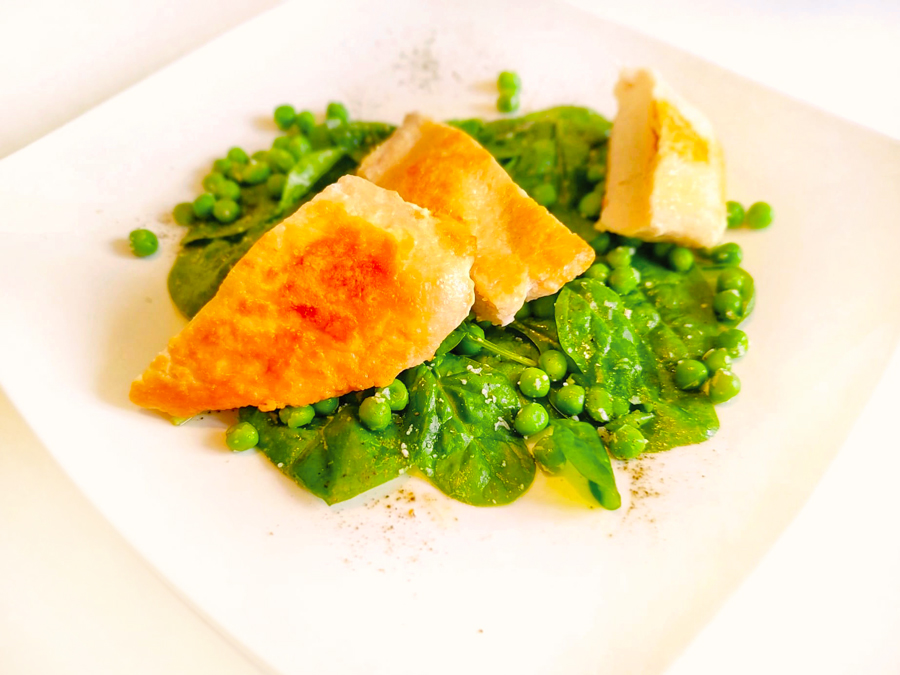 Pui-cu-parmezan-și-salată-de-spanac