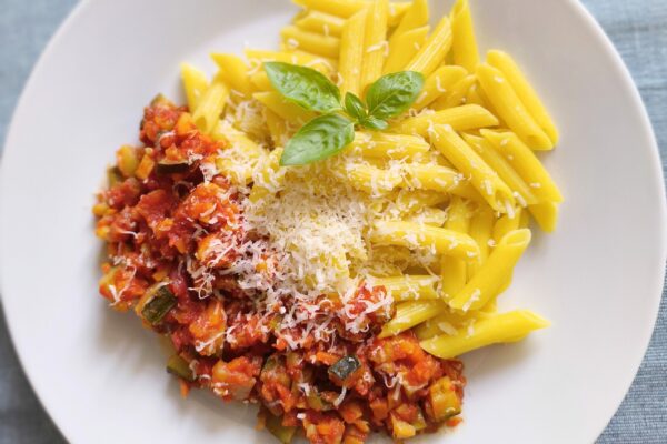 Penne cu sos bolognese